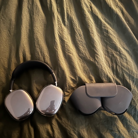 Apple Airpod Max Over-Ear Headphones - Black and Gray - Picture 1 of 2